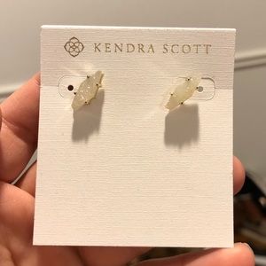 Brook stud earrings